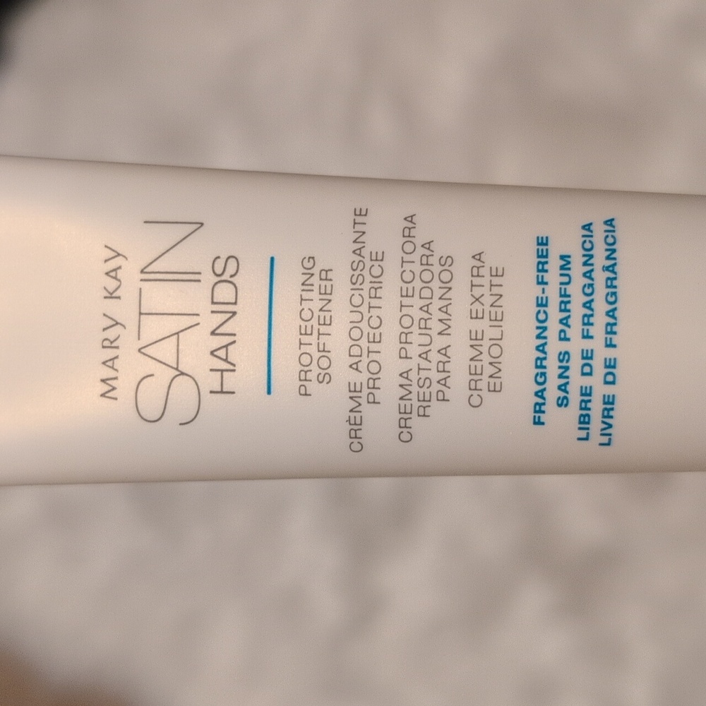 Mary Kay Satin Hands Trio - Picture 7 of 10